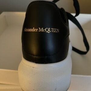 Alexander McQueens authentic sneakers.